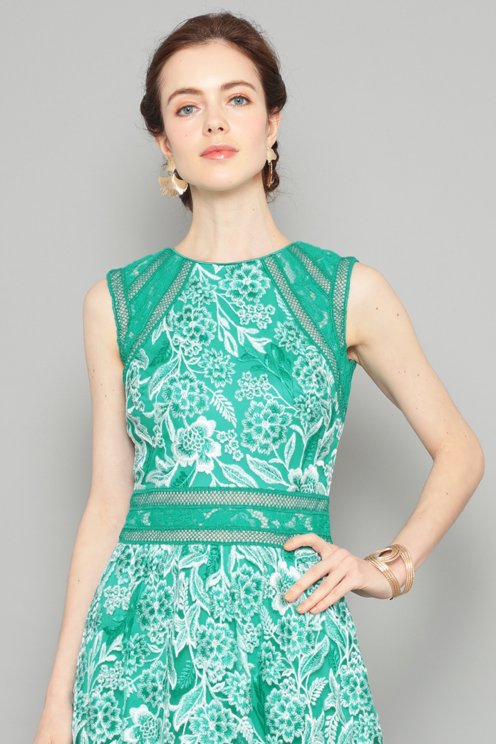 グリーン×ホワイト ノースリーブ フラワー刺繍 ミモレ丈ドレス
