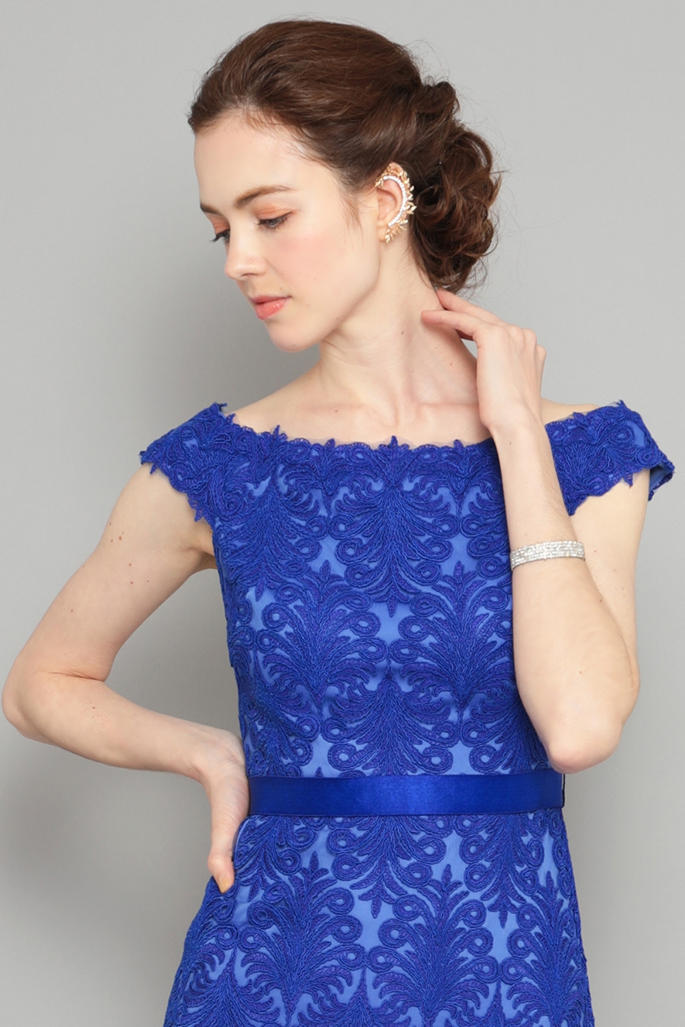 タダシショージ　青いオフショルダードレス ブルー オフショルダー タイトシルエット ミモレ丈ドレス｜TADASHI