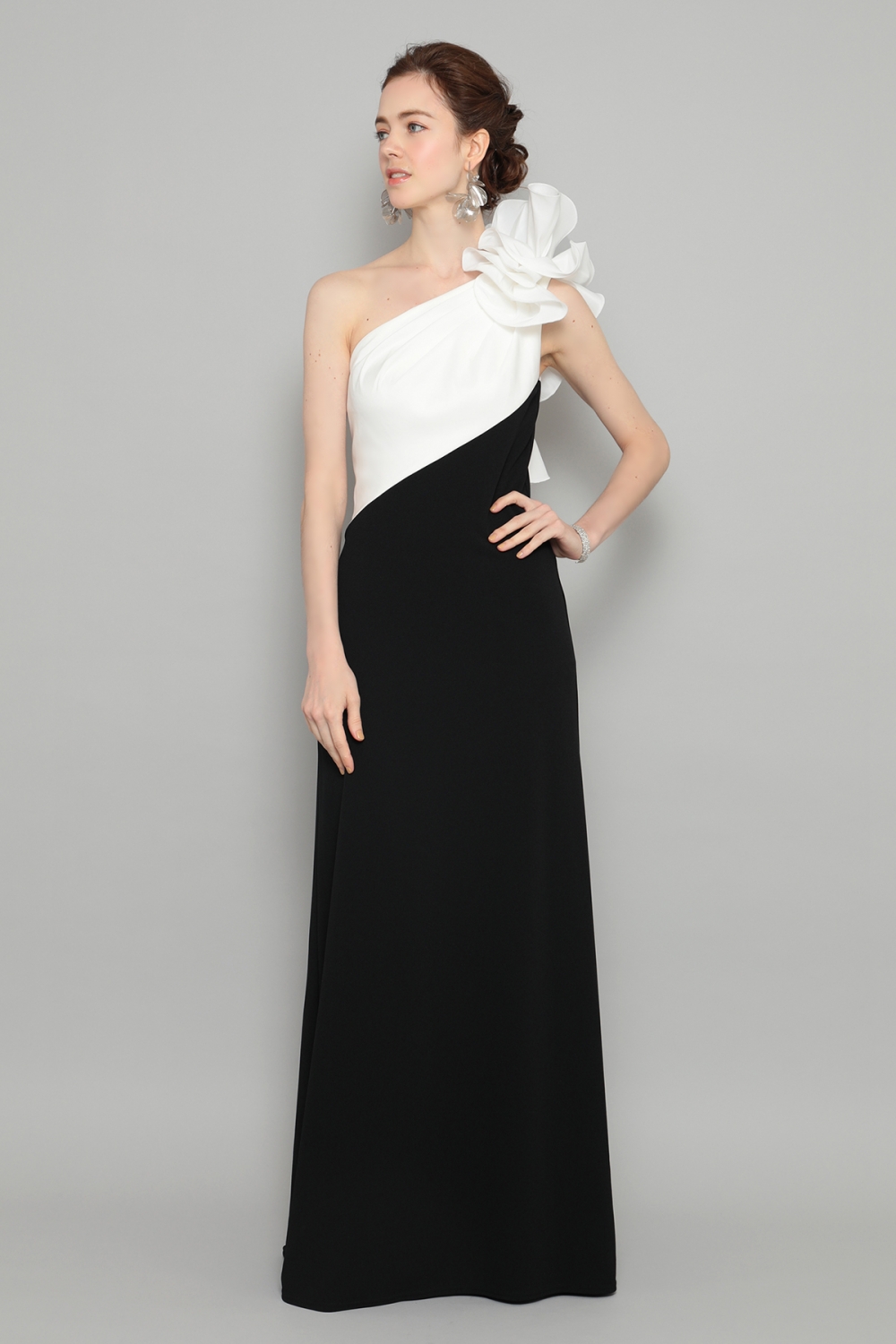 アイボリー＆ブラック ワンショルダーフラワーモチーフ ロングドレス  