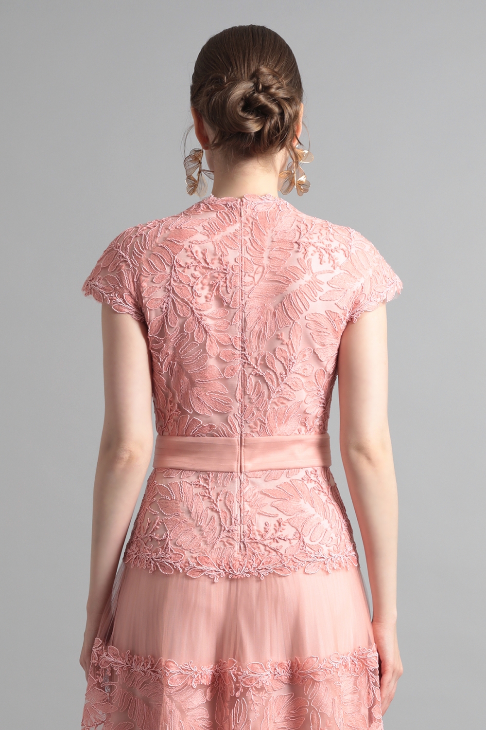 ピンク フローラルモチーフ刺繍レースミモレ丈ドレス｜TADASHI SHOJI  