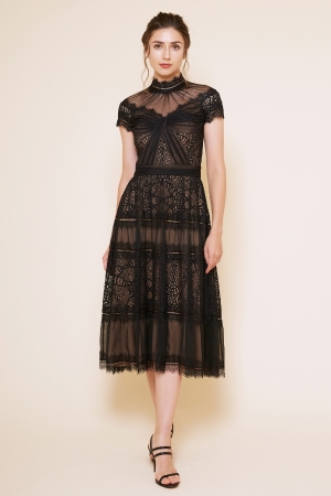 ホワイト オフショルダー フラワーレースドレス|TADASHI SHOJI ホワイト オフショルダー フラワーレースドレス|TADASHI SHOJI