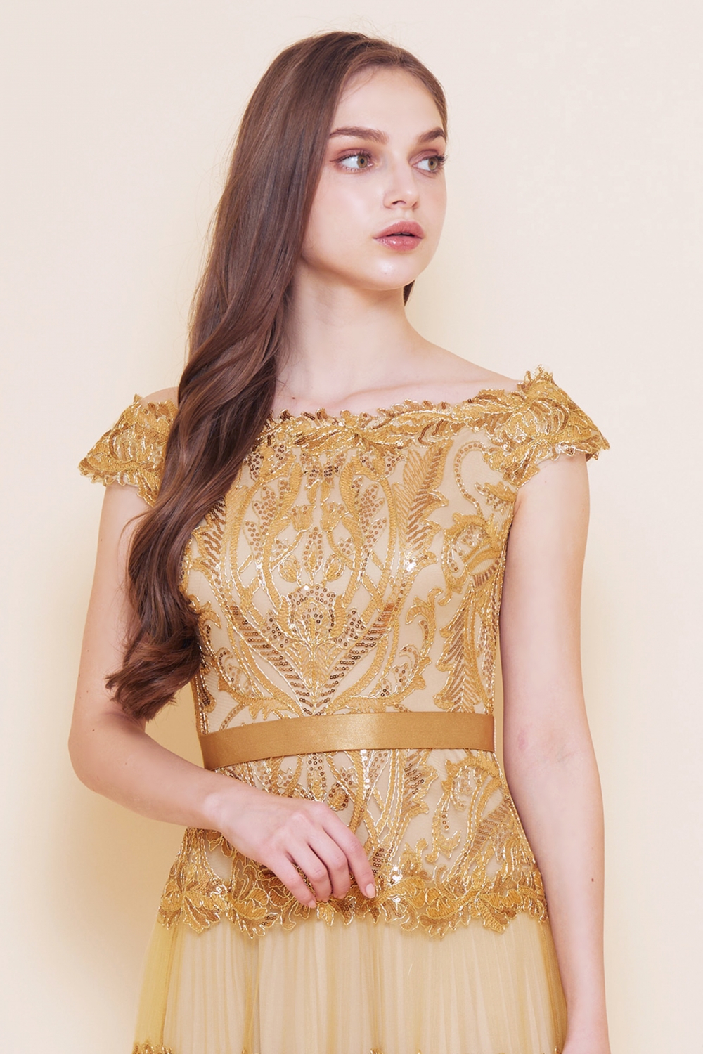 ゴールド　オフショルダー　コード刺繍ミモレ丈ドレス