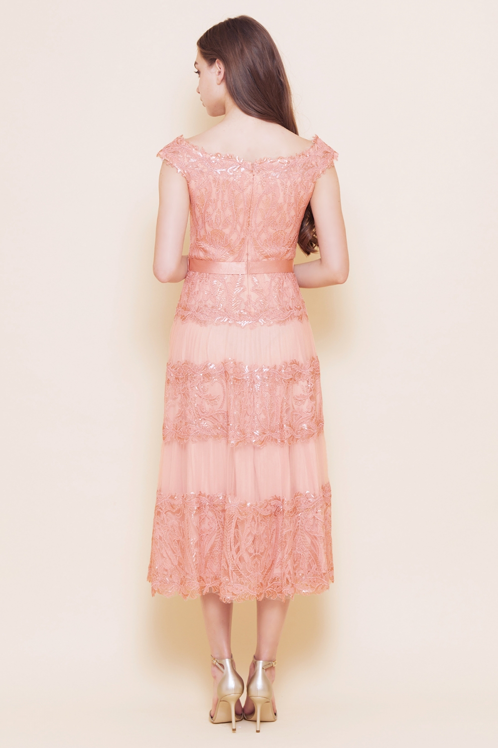 ピンク　オフショルダー　コード刺繍ミモレ丈ドレス