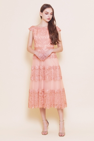 ピンク　オフショルダー　コード刺繍ミモレ丈ドレス