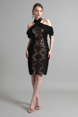 ブラック ホルターネック オフショルダー 幾何学モチーフレースミディアムドレス