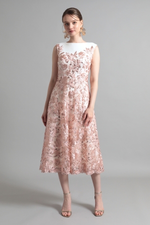 ホワイト×ピンク フラワー刺繍レース フィット&フレア ミモレドレス