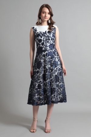 ホワイト×ネイビー フラワー刺繍レース フィット&フレア ミモレドレス