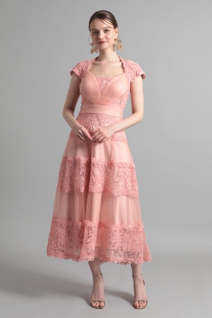 ピンク フローラルモチーフ刺繍レースミモレ丈ドレス