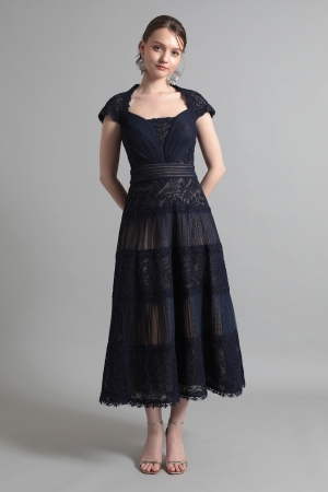 ネイビー フローラルモチーフ刺繍レースミモレ丈ドレス