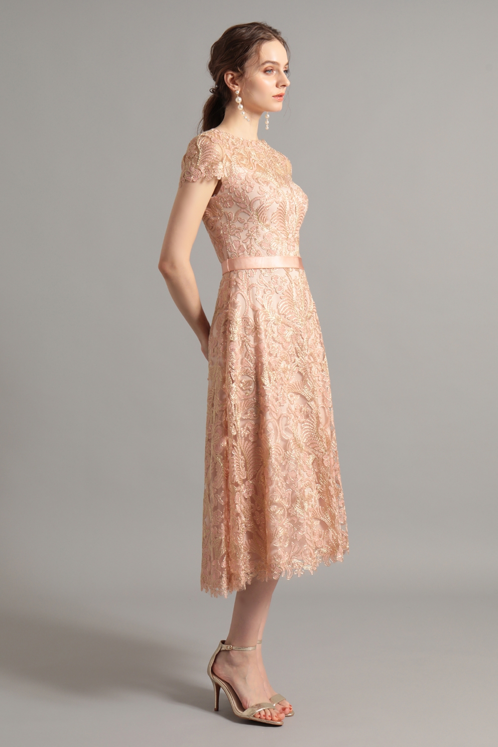ピンクゴールド　キャップスリーブ　スタンダードレース　ミモレ丈ドレス