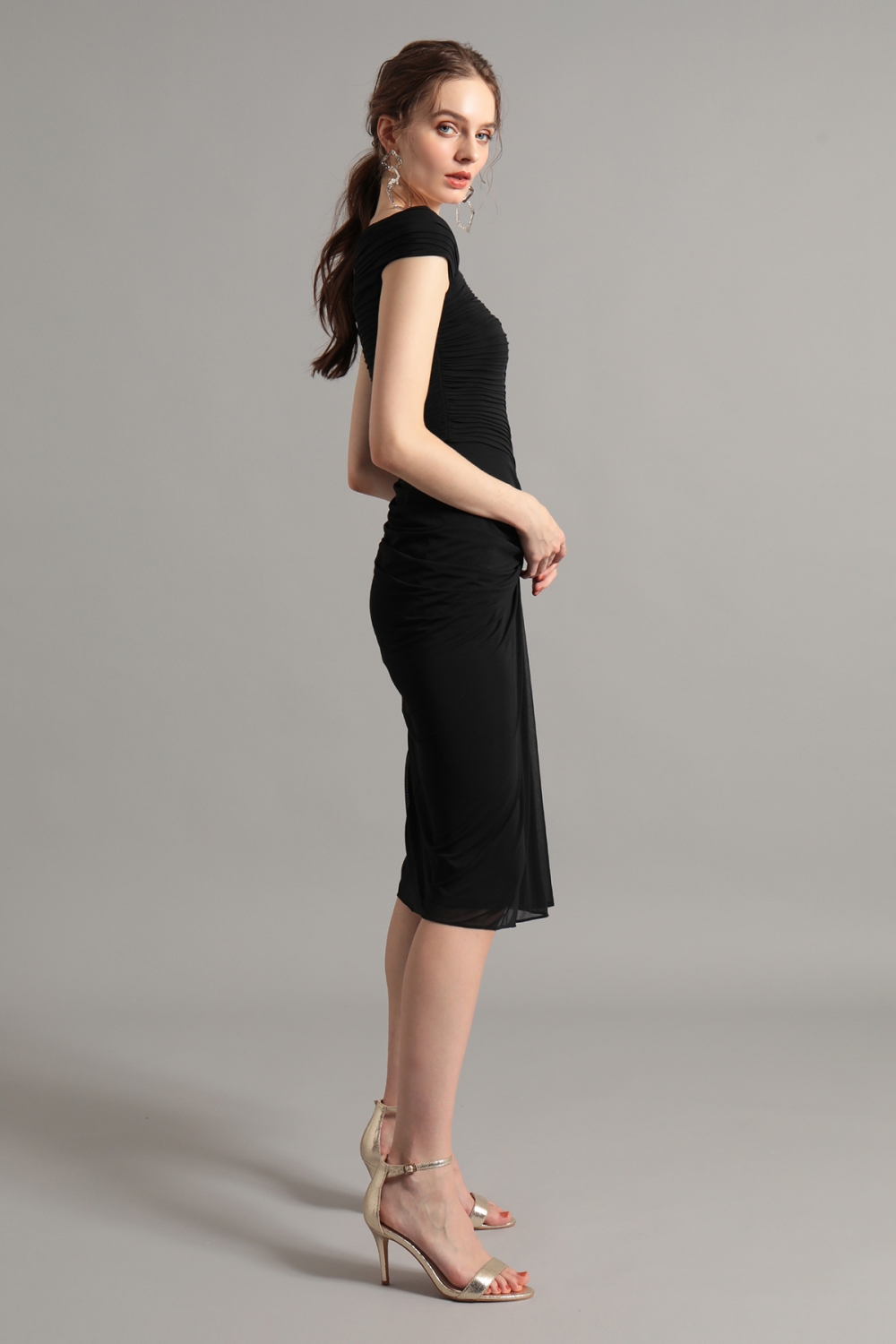 ブラック　メッシュオフショルダー　タイトドレス